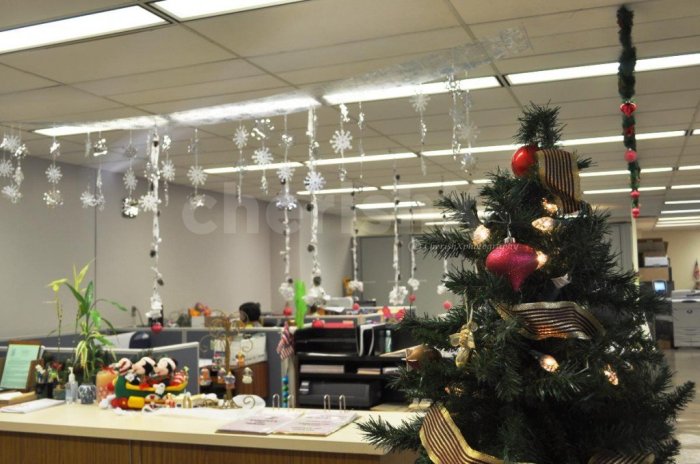 How to decorate your office for christmas holiday