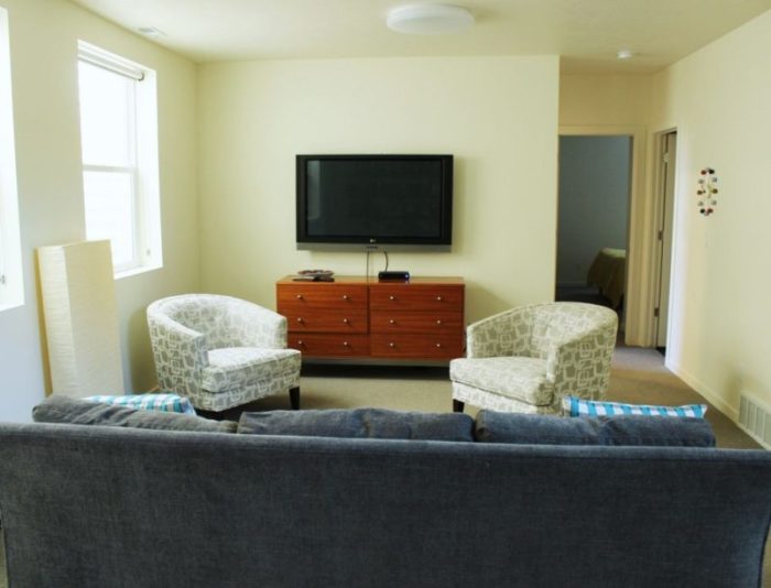 How to decorate family room simply