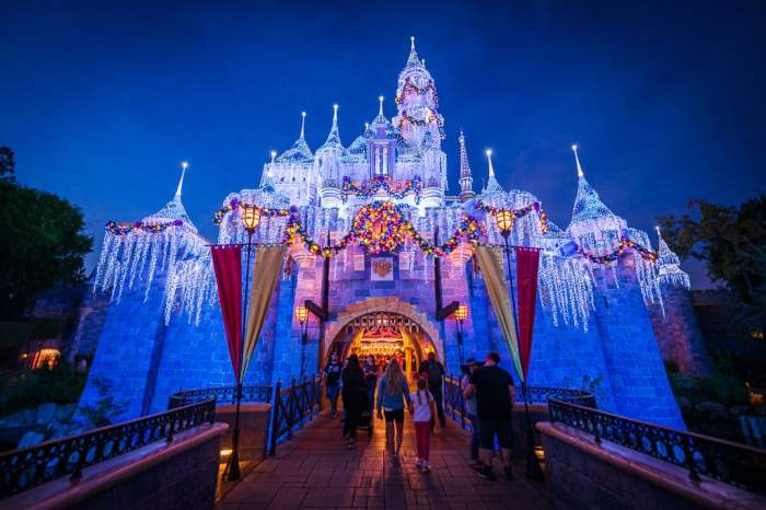 When does disneyland start decorating for christmas 2021